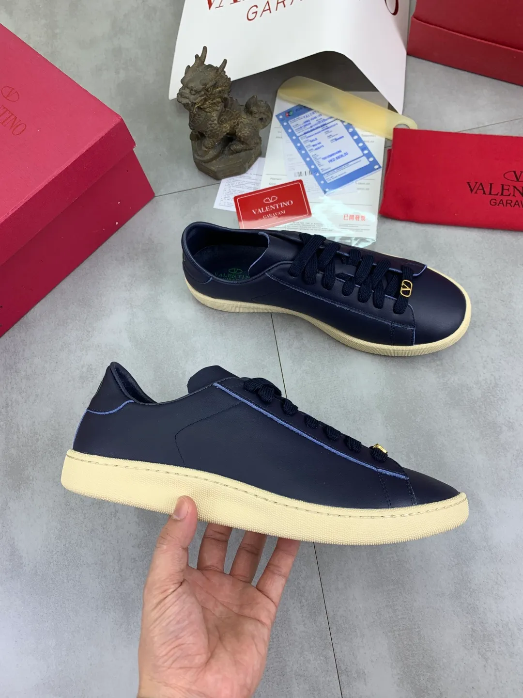 Men's men's shoes 💰P520 New style 💰 Top version Valentino Valentino 25/ Royco series Cherry 🍒Couple style Casual sneakers White shoes Original purchase and development Production Classic and timeless low-top sneakers outline a lazy silhouette, supplemented by low-key and restrained brand details, evolved into a must-have item in the wardrobe, comfortable and versatile!  ✔️Fabric: Original customized first-layer cowhide ✔️Inner lining: Imported breathable sheep lining ✔️Sole: Original molded anti-slip rubber material ✔️Size: 38-45